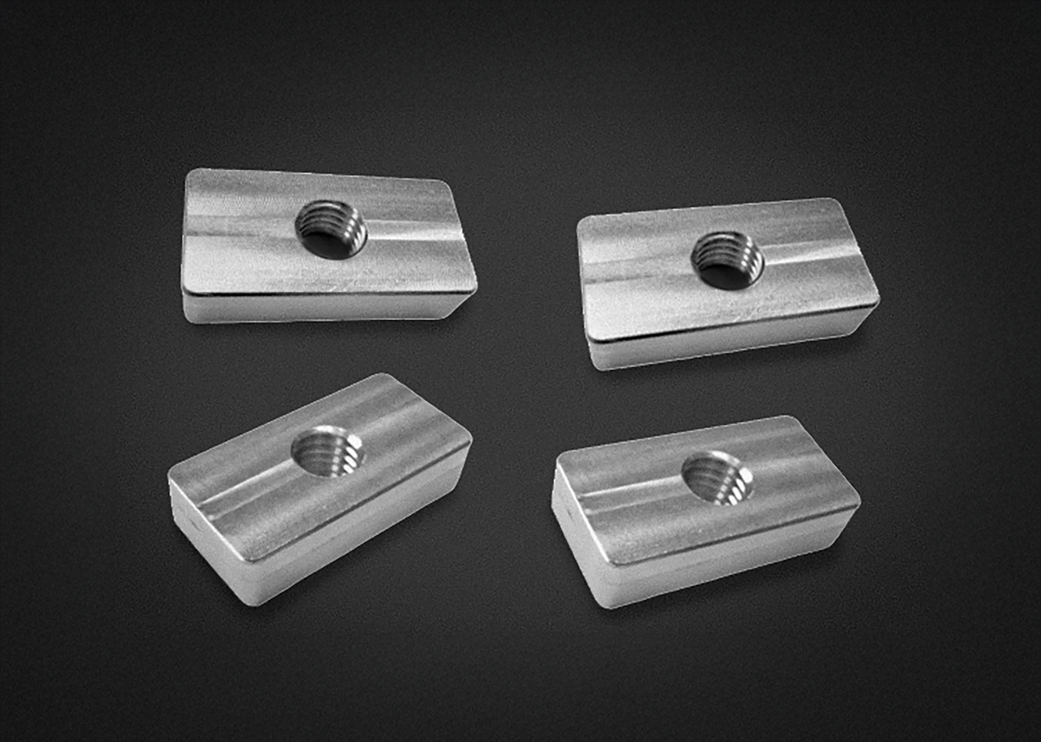 Plattenmuttern im Lieferumfang enthalten